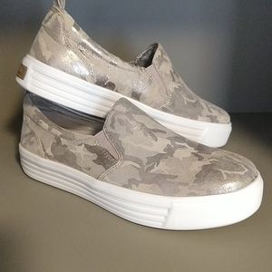 New! Earth rosewood clove slide on shoes in silver